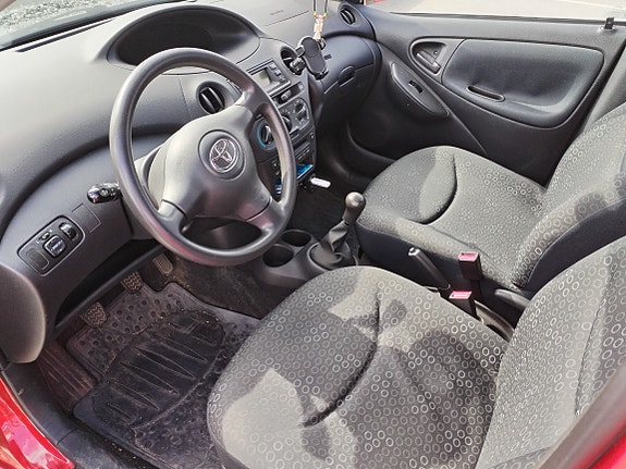 Toyota Yaris 3 of 7