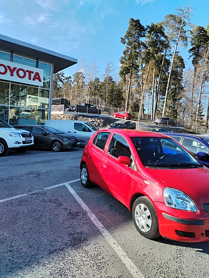 Toyota Yaris 5 of 7