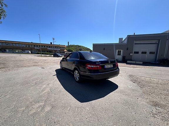 Mercedes-Benz E220 3 of 5