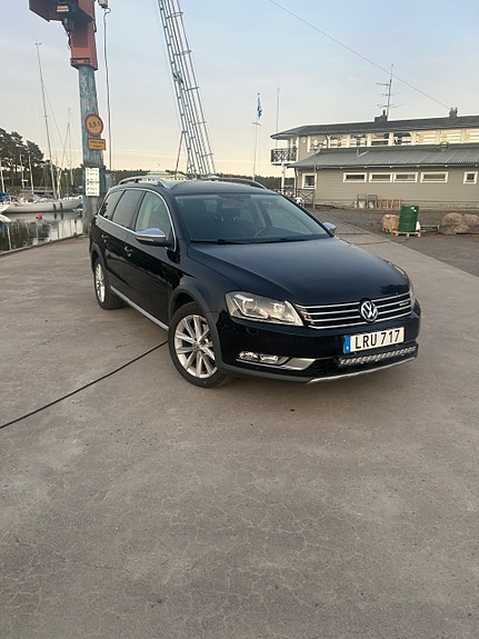 Volkswagen Passat Alltrack 2 of 5