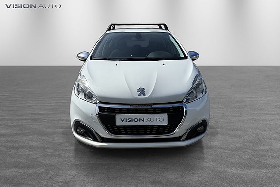 Peugeot 208 2 of 5