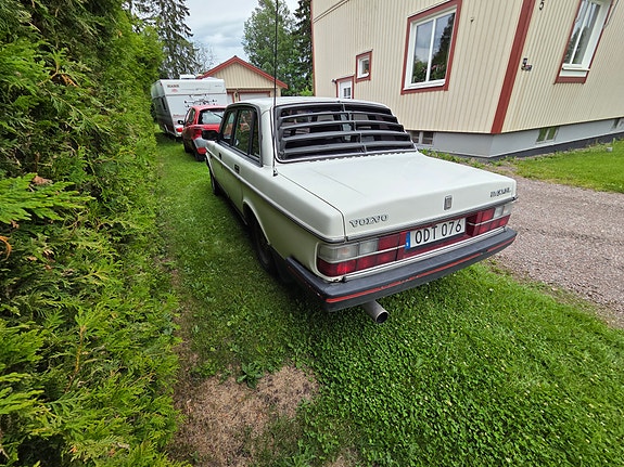 Volvo 240 2 of 5