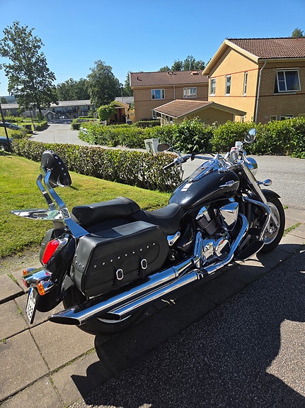 Suzuki VLR1800 Intruder 2 of 4