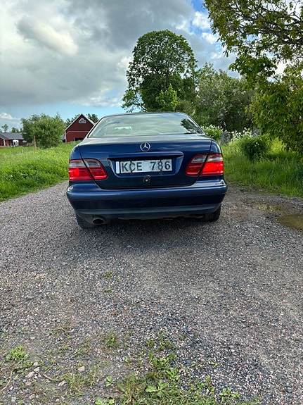 Mercedes-Benz CLK320 3 of 5