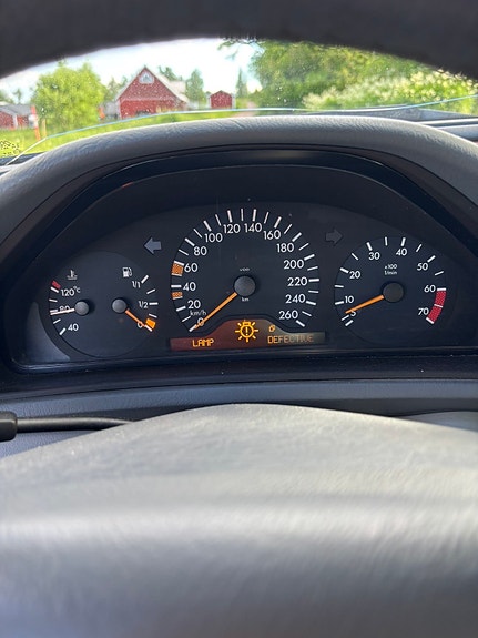 Mercedes-Benz CLK320 5 of 5