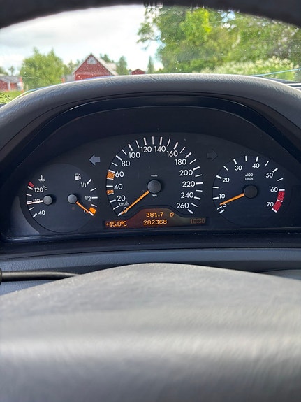 Mercedes-Benz CLK320 4 of 5