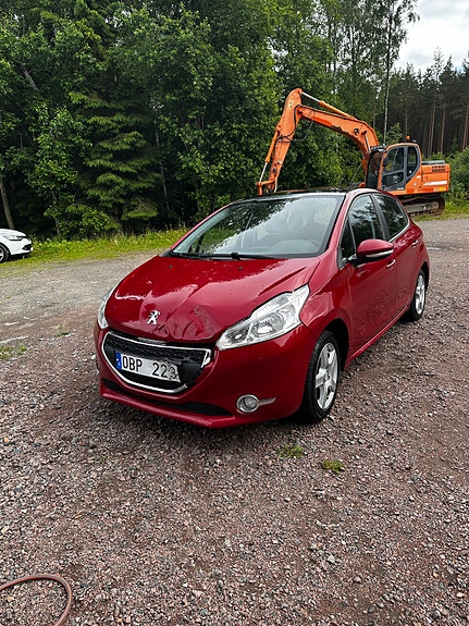 Peugeot 208 2 of 5