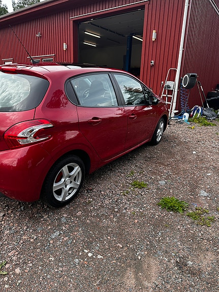 Peugeot 208 3 of 5