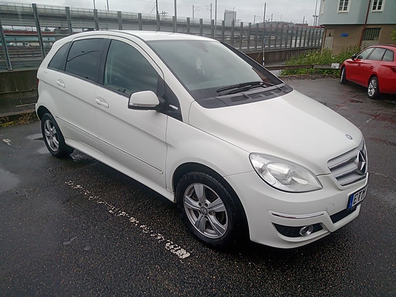 Mercedes-Benz B170 2 of 5