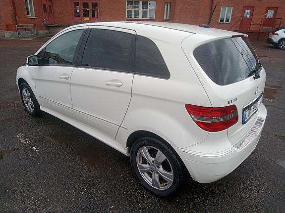 Mercedes-Benz B170 3 of 5