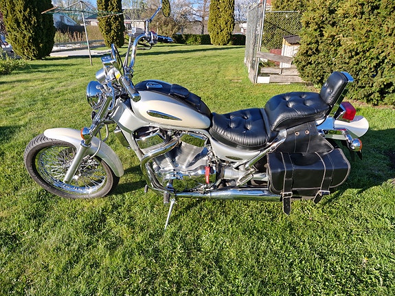 Suzuki Intruder 1400 2 of 3