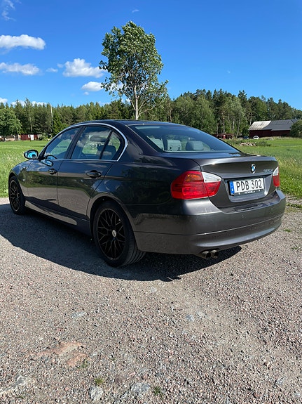 BMW 325Xi 2 of 4