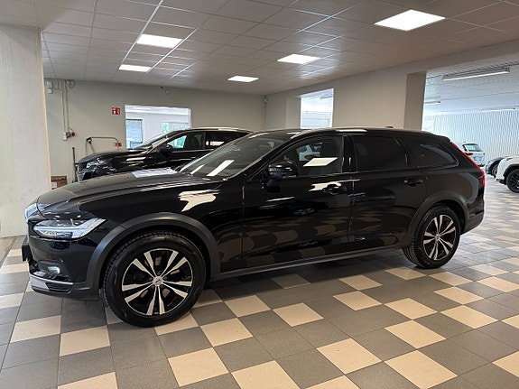 Volvo V90 Cross Country 2 of 5
