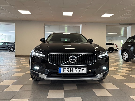 Volvo V90 Cross Country 3 of 5