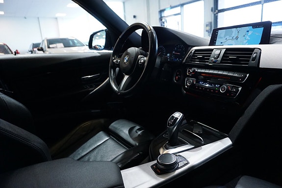 BMW 320i 14 of 17