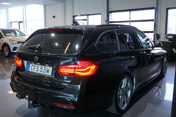 BMW 320i 7 of 17