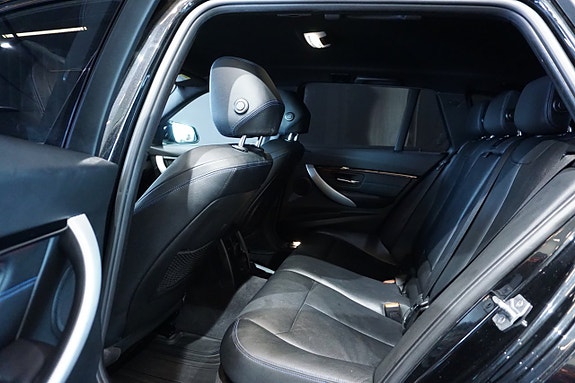 BMW 320i 8 of 17