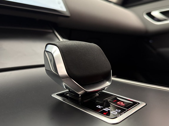 Land Rover Range Rover Velar 28 of 30