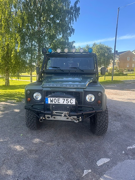 Land Rover Defender 110 4 of 5
