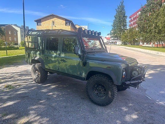 Land Rover Defender 110 5 of 5