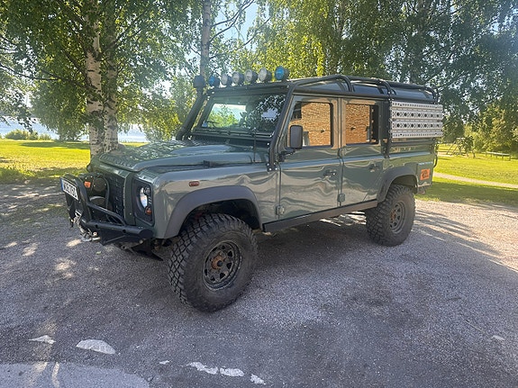 Land Rover Defender 110 3 of 5