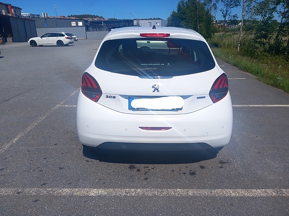 Peugeot 208 4 of 5
