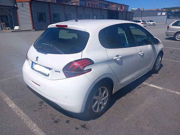 Peugeot 208 3 of 5