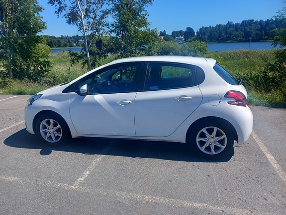 Peugeot 208 2 of 5