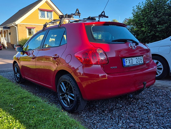 Toyota Auris 2 of 5