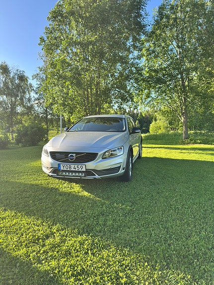 Volvo V60 Cross Country 2 of 5