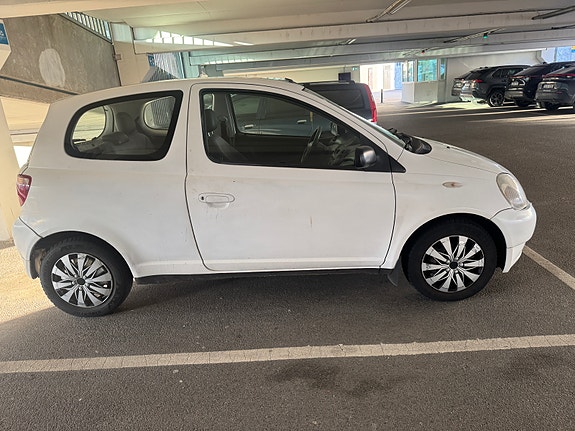 Toyota Yaris 2 of 5
