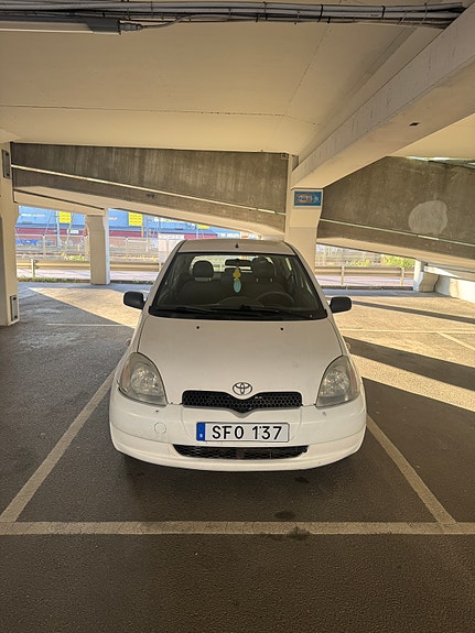 Toyota Yaris 3 of 5