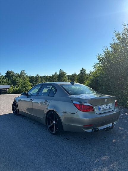 BMW 523i 2 of 5