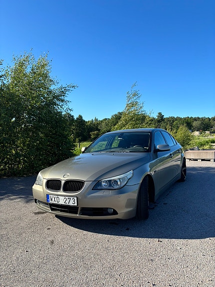 BMW 523i 3 of 5