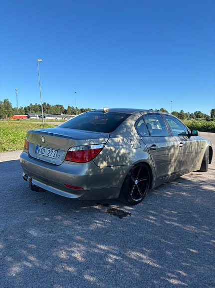 BMW 523i 4 of 5