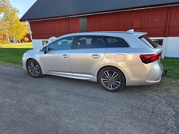 Toyota Avensis 4 of 5