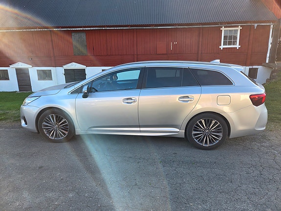 Toyota Avensis 3 of 5