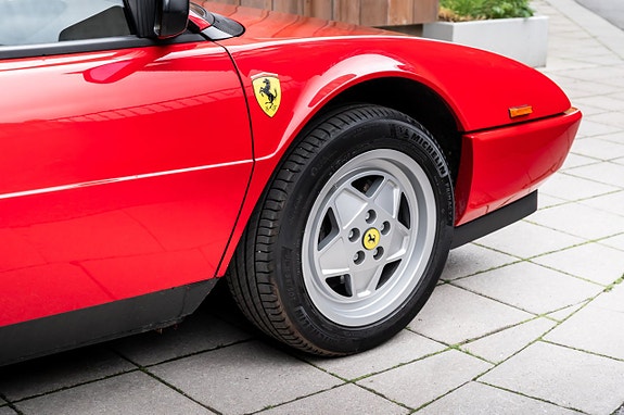 Ferrari Mondial 19 of 30