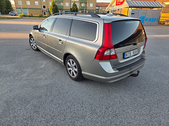 Volvo V70 3 of 5