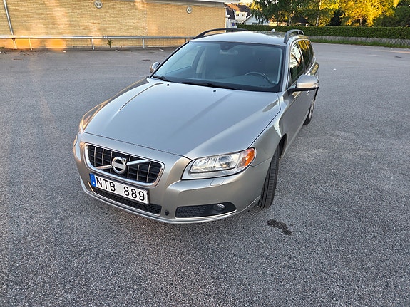 Volvo V70 2 of 5