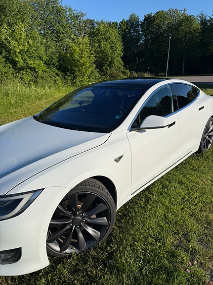 Tesla Model S 2 of 11