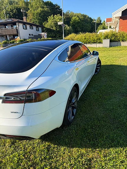 Tesla Model S 5 of 11