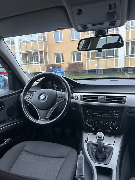 BMW 320i 4 of 4