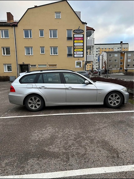 BMW 320i 3 of 4