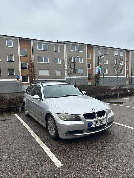 BMW 320i 2 of 4