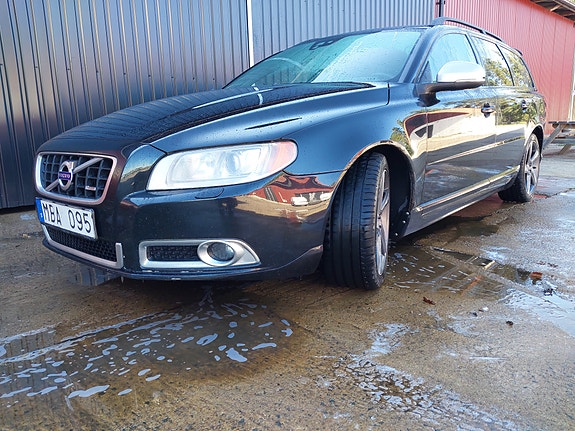 Volvo V70 2 of 5