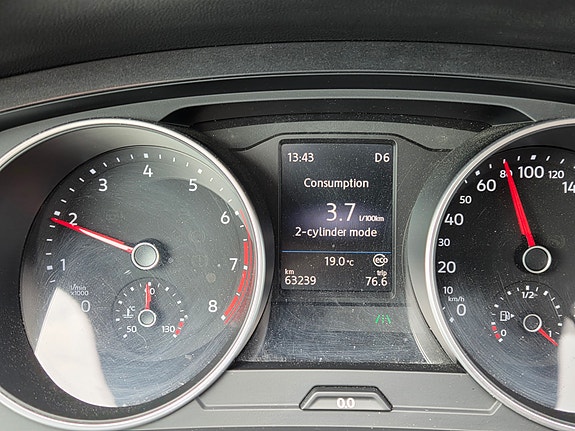 Volkswagen Tiguan 2 of 3