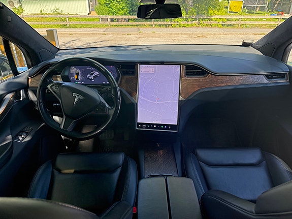 Tesla Model X 4 of 5