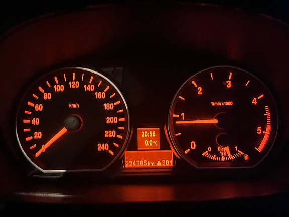 BMW 118d 2 of 5
