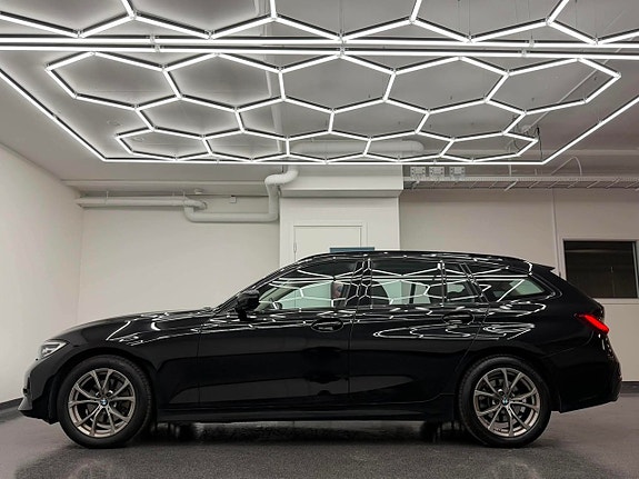 BMW 320d 2 of 5
